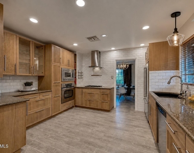 705 W Wilshire Drive - Photo Thumbnail 2