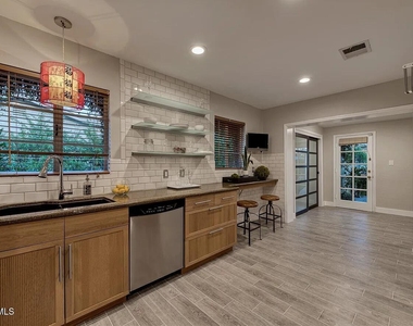 705 W Wilshire Drive - Photo Thumbnail 5