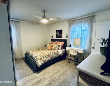 705 W Wilshire Drive - Photo Thumbnail 12