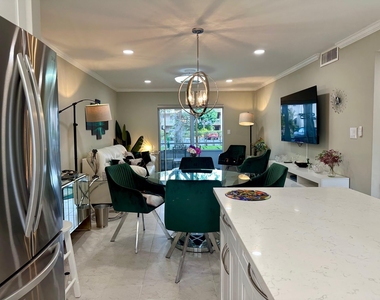 2721 Garden Drive N - Photo Thumbnail 2