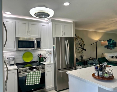 2721 Garden Drive N - Photo Thumbnail 6