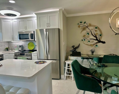 2721 Garden Drive N - Photo Thumbnail 8