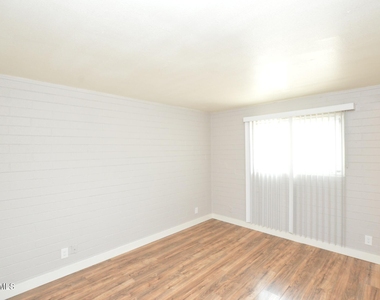 6040 N 21st Avenue - Photo Thumbnail 8