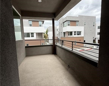 677 S Lyon St - Photo Thumbnail 3