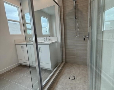 677 S Lyon St - Photo Thumbnail 9