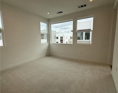 677 S Lyon St - Photo Thumbnail 6