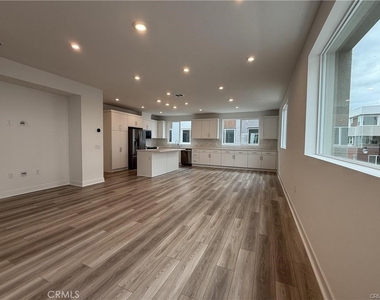 677 S Lyon St - Photo Thumbnail 2