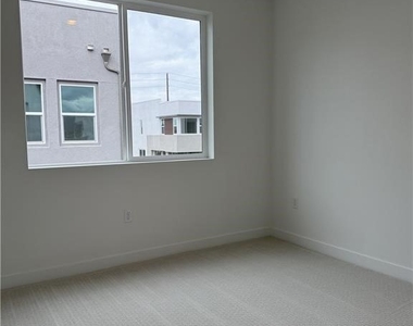 677 S Lyon St - Photo Thumbnail 10