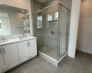 677 S Lyon St - Photo Thumbnail 8