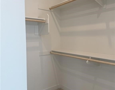 677 S Lyon St - Photo Thumbnail 7