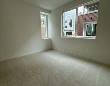 677 S Lyon St - Photo Thumbnail 13