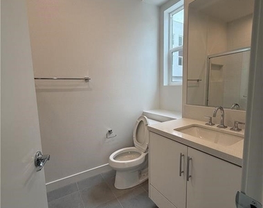 677 S Lyon St - Photo Thumbnail 14