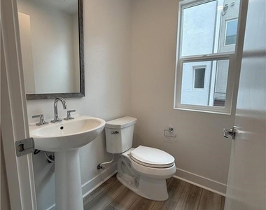 677 S Lyon St - Photo Thumbnail 4