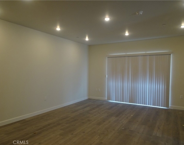 14400 Friar Street - Photo Thumbnail 5