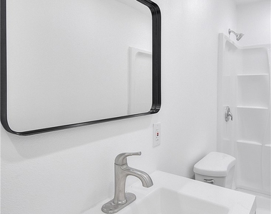340 W Caroline Street - Photo Thumbnail 4