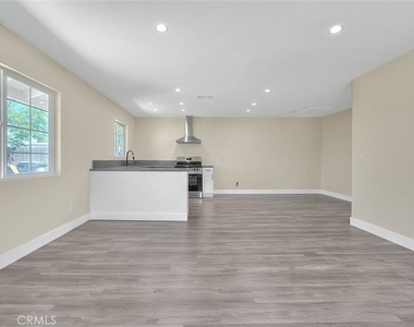 340 W Caroline Street - Photo Thumbnail 1