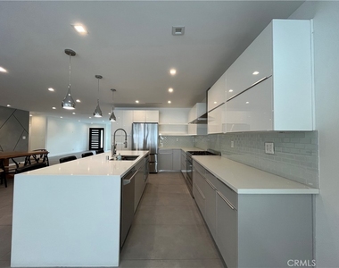 5735 Saloma - Photo Thumbnail 2
