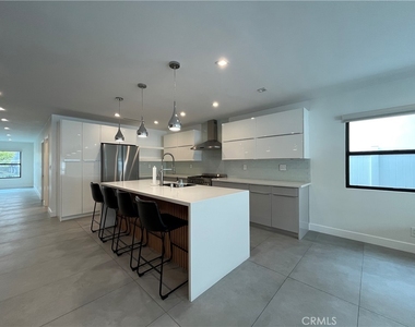 5735 Saloma - Photo Thumbnail 1