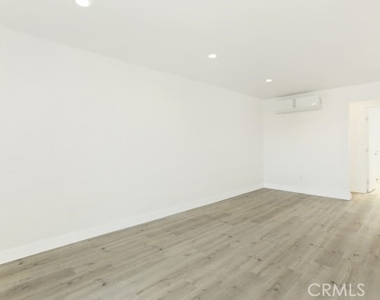 6745 Laurel Canyon - Photo Thumbnail 7