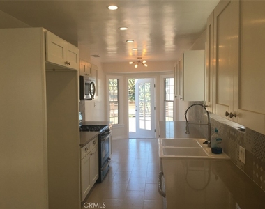 1131 Sunvue Pl - Photo Thumbnail 4