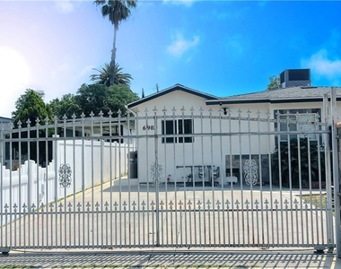 6900 Oso Avenue - Photo Thumbnail 4
