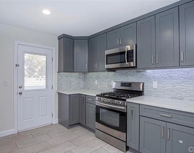 242 W Linden Ave. - Photo Thumbnail 5