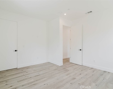 10853 Otsego Street - Photo Thumbnail 15