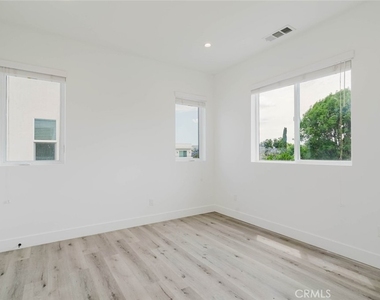 10853 Otsego Street - Photo Thumbnail 24