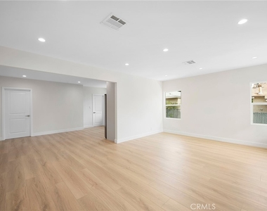 2519 Manhattan Avenue - Photo Thumbnail 3