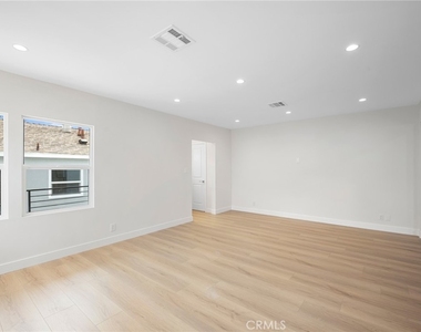 2519 Manhattan Avenue - Photo Thumbnail 5