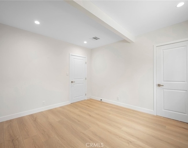 2519 Manhattan Avenue - Photo Thumbnail 11