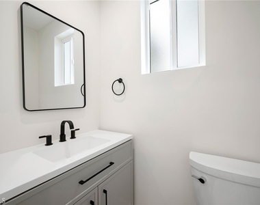 2519 Manhattan Avenue - Photo Thumbnail 12