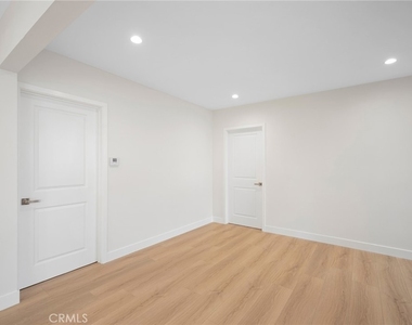 2519 Manhattan Avenue - Photo Thumbnail 7