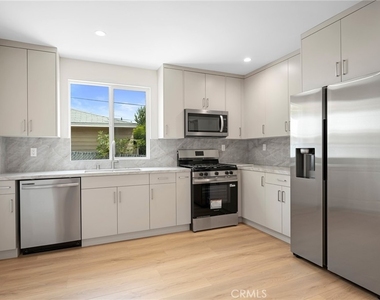 2519 Manhattan Avenue - Photo Thumbnail 8