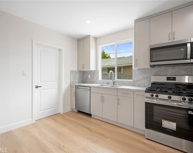 2519 Manhattan Avenue - Photo Thumbnail 9