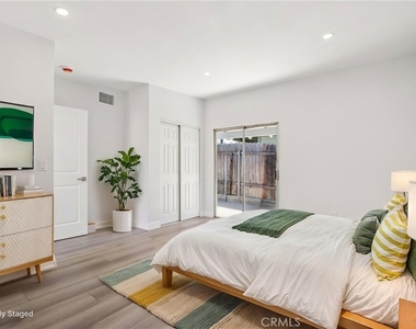 11036 Scoville Avenue - Photo Thumbnail 4