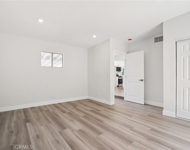 11036 Scoville Avenue - Photo Thumbnail 5