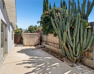 11036 Scoville Avenue - Photo Thumbnail 12