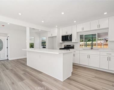 11036 Scoville Avenue - Photo Thumbnail 3