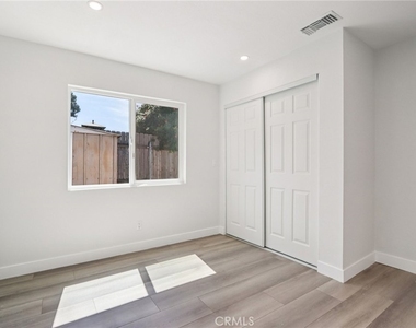11036 Scoville Avenue - Photo Thumbnail 7