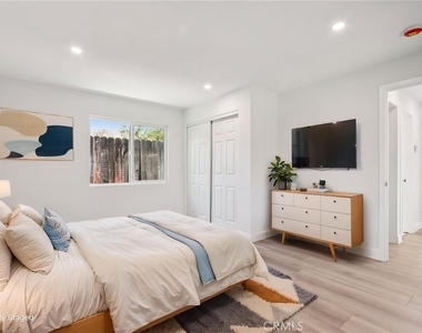 11036 Scoville Avenue - Photo Thumbnail 10