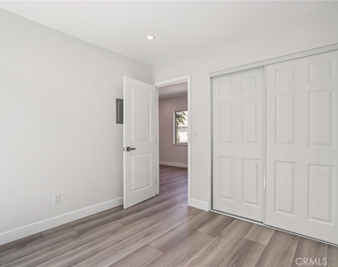 11032 Scoville Avenue - Photo Thumbnail 6