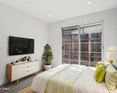 11032 Scoville Avenue - Photo Thumbnail 5