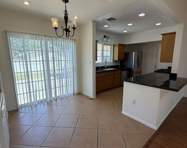 1104 N Frederic Street - Photo Thumbnail 6