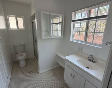 1104 N Frederic Street - Photo Thumbnail 30