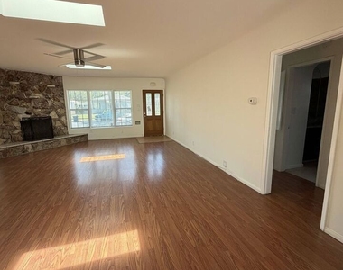 1104 N Frederic Street - Photo Thumbnail 5