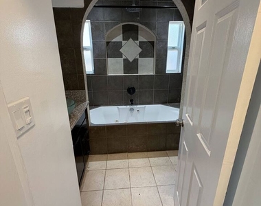 1104 N Frederic Street - Photo Thumbnail 15