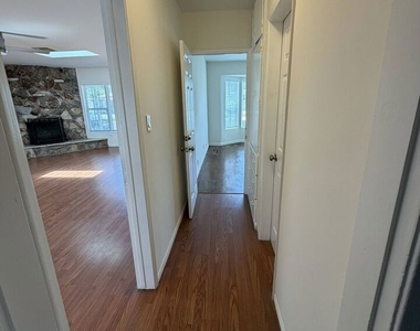 1104 N Frederic Street - Photo Thumbnail 14