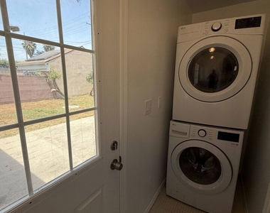 1104 N Frederic Street - Photo Thumbnail 33