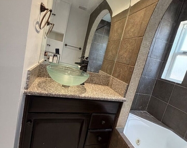 1104 N Frederic Street - Photo Thumbnail 19